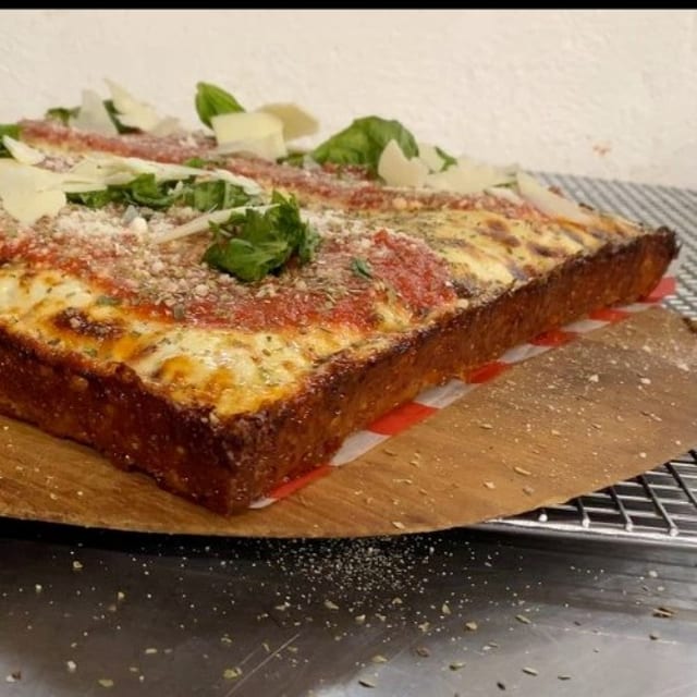 "Detroit" Style PAN Pizza (Caramelized Cheesy Crust).